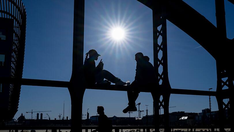 Mit der Zeitumstellung bleibt abends mehr Zeit, die Sonne zu genie&szlig;en. Wie hier auf der Hackerbr&uuml;cke in M&uuml;nchen. (Archivbild)