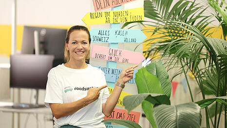Susanne Dickhardt in der Roadsurfer-Zentrale in Schwabing, die an manchen Ecken ausschaut, als sei man schon fast im Urlaub.
