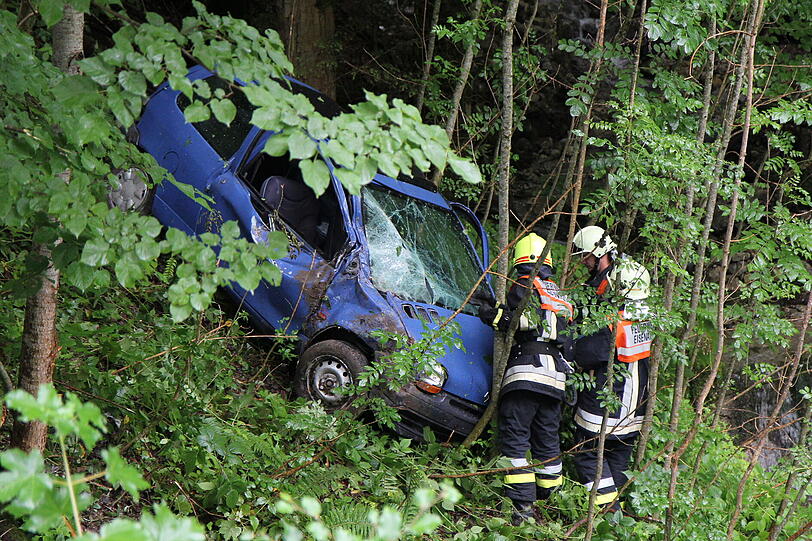Zehn Meter tief stürzt der Renault Twingo in den Abrund, nachdem der Fahrer die Kontrolle über den Kleinwagen verloren hatte.