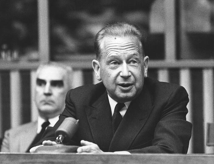 Dag Hammarskjöld war zweiter UN-Generalsekretär. Hammarskjöld wurde 1961, kurz nach seinem Tode, der Friedensnobelpreis verliehen.
