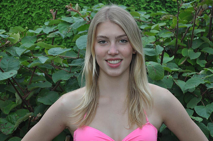 Laura voltigiert seit 11 Jahren, sie schwimmt und reist gerne.