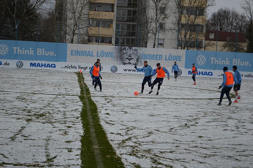 Die Löwen im Schnee: Der TSV 1860 musste am Freitag vor Beginn des Trainingslagers auf weißem - und nicht wie gewohnt auf grünem - Untergrund trainieren.