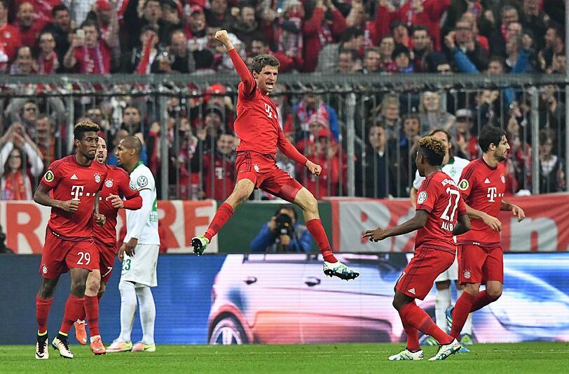 Jubel über die Dienstreise nach Berlin: Der FC Bayern um Thomas Müller (M.) steht im Pokalfinale.