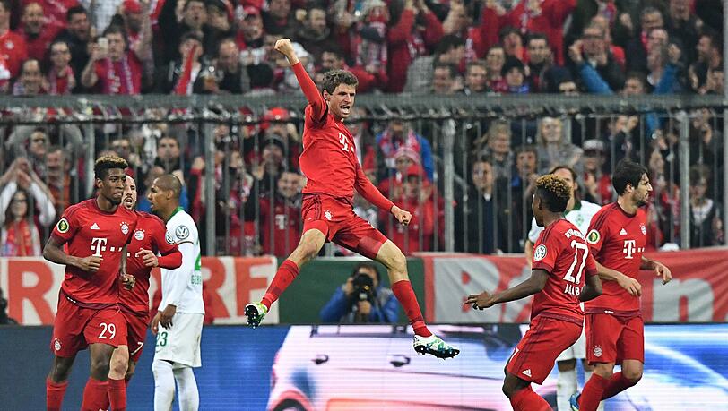 Jubel über die Dienstreise nach Berlin: Der FC Bayern um Thomas Müller (M.) steht im Pokalfinale.