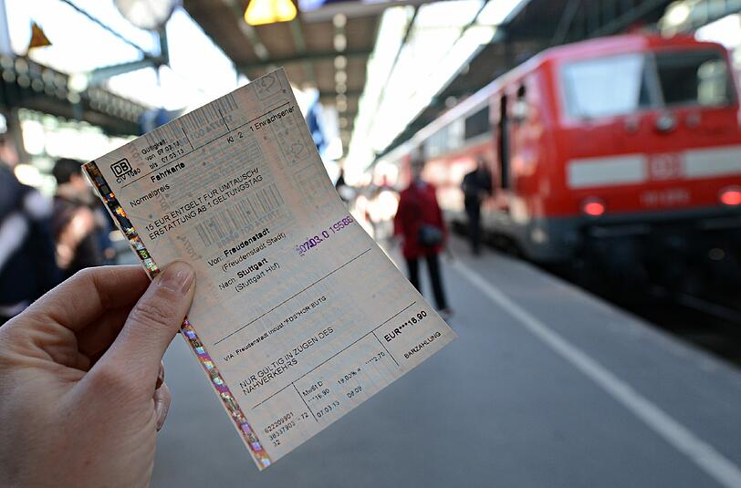 Der Wettbewerb ist hart: Günstige Fernbusse und Flieger machen Druck auf die Deutsche Bahn. Foto: Franziska Kraufmann/Archiv