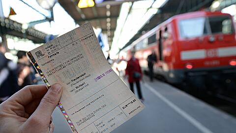 Der Wettbewerb ist hart: Günstige Fernbusse und Flieger machen Druck auf die Deutsche Bahn. Foto: Franziska Kraufmann/Archiv