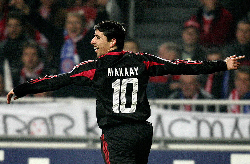 Der Niederländer Roy Makaay dreht nach seinem 1:0 gegen Ajax Amsterdam jubelnd ab. Der FC Bayern gewann am 28. September 2004 mit 4:0 gegen Ajax - es war das bis dato letzte Aufeinandertreffen einer FCB-Elf mit einem holländischen Team.