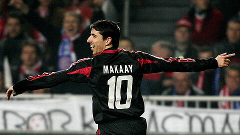 Der Niederländer Roy Makaay dreht nach seinem 1:0 gegen Ajax Amsterdam jubelnd ab. Der FC Bayern gewann am 28. September 2004 mit 4:0 gegen Ajax - es war das bis dato letzte Aufeinandertreffen einer FCB-Elf mit einem holländischen Team.