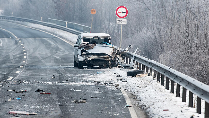 Bei dem Unfall entstand einiger Sachschaden: Elf Autos auf dem Autotransporter sind Schrott.