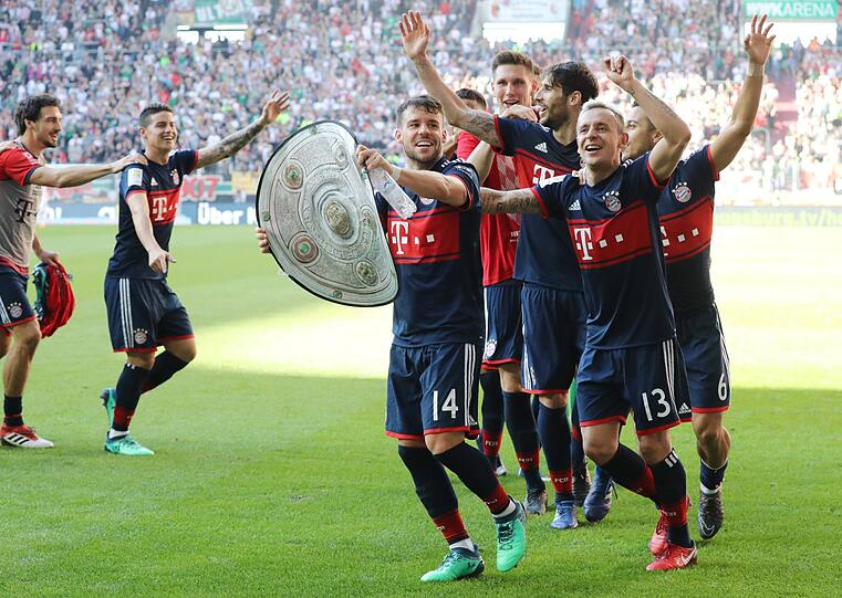 Der FC Bayern gewinnt seine 28. Deutsche Meisterschaft - und die Spieler zeigen sich in Feierlaune.