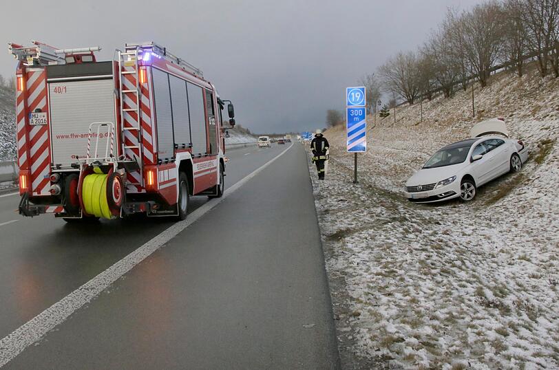 Ein Maserati ist auf der A94 ins Rutschen gekommen und in einen VW geschleudert.