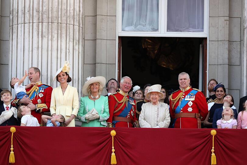Königin Elisabeth II. mit ihrer Familie auf dem Balkon des Buckingham Palasts.