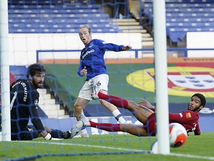 Evertons Tom Davies (M) scheitert mit seinem Schuss am linken Pfosten.
