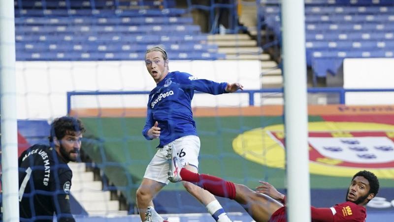 Evertons Tom Davies (M) scheitert mit seinem Schuss am linken Pfosten. Evertons Tom Davies (M) scheitert mit seinem Schuss am linken Pfosten.