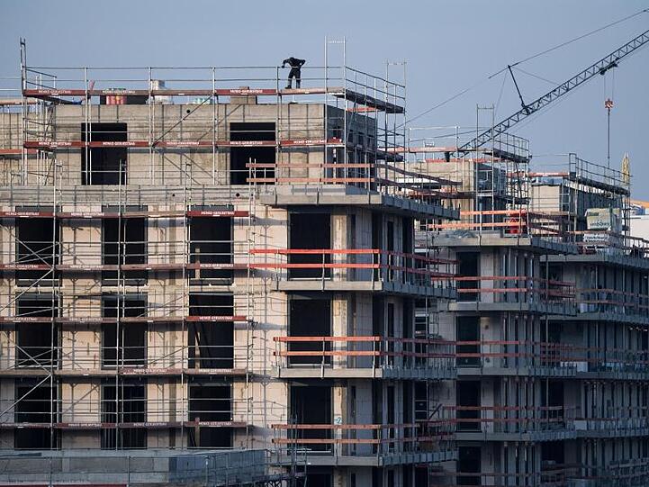 Die Preise für Häuser und Wohnungen in Deutschland steigen weiter kräftig.