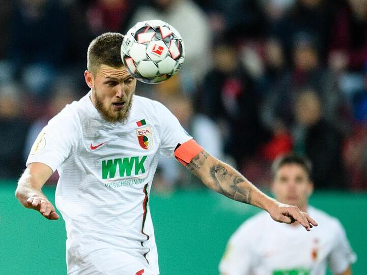 Jeffrey Gouweleeuw vom FC Augsburg spielt den Ball mit dem Kopf. Foto: Matthias Balk/Archiv