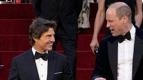 Tom Cruise (l.) mit Prinz William bei der "Top Gun: Maverick"-Premiere im Mai 2022 in London.