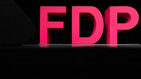 Auf einer Bühne ist das Logo der Partei FDP aufgebaut.