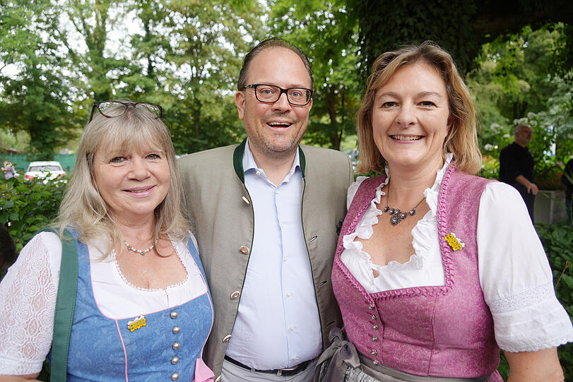 Von links: Stadträte Gabriele Neff (FDP), Manuel Pretzl (CSU), Anja Berger (Grüne) bei der Krug-Vorstellung der Wiesn-Wirte.
