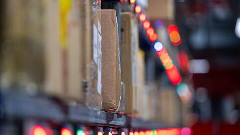 Der deutsche Zoll untersucht Pakete an Flughäfen stichprobenartig.