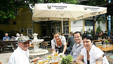 Es ist angerichtet: Im Biergarten Zum Brunnwart geht&rsquo;s auf den Tellern gerne deftig zu.