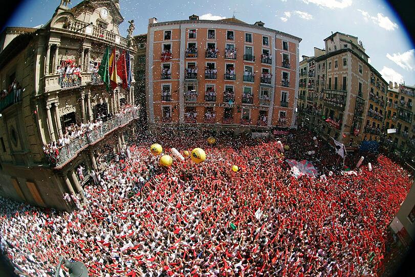 Das legendäre Stierlaufen in Pamplona ist eröffnet. Die verrücktesten Bilder des Eröffnungstages.