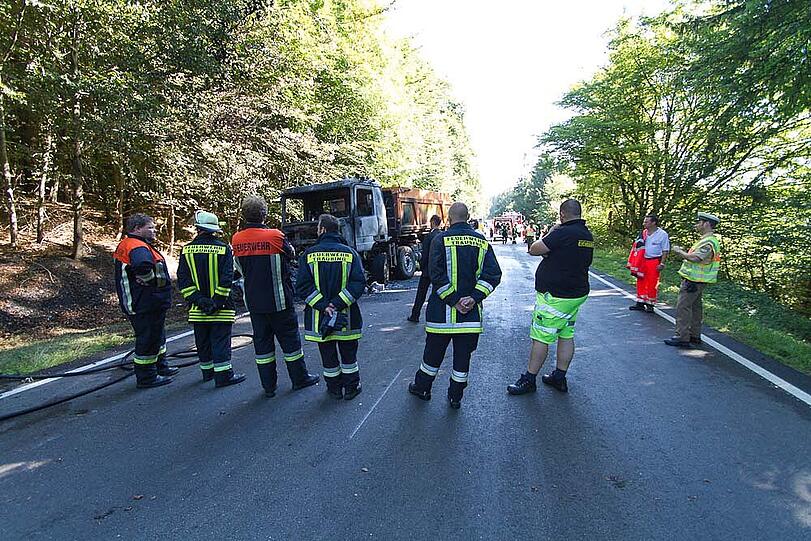 Aus bislang unbekannten Gründen kommt ein Auto auf die Gegenfahrbahn, prallt gegen einen Laster und wird unter ihn geschoben. Beide Fahrzeuge brennen komplett aus; der Autofahrer verbrennt bis zur Unkenntlichkeit.