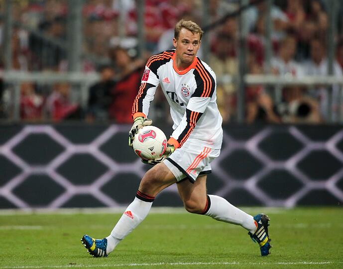 MANUEL NEUER, NOTE 2: Hatte in der ersten Halbzeit kaum zu tun - und konnte sich nach dem Wechsel auszeichnen: Stark bei Negredos Kopfball