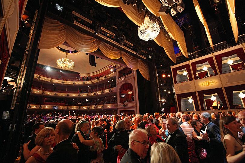 Gäste des Nürnberger Opernballs tanzen zur Eröffnung der Spielzeit des Staatstheaters im Opernhaus Nürnberg. (Archivbild)