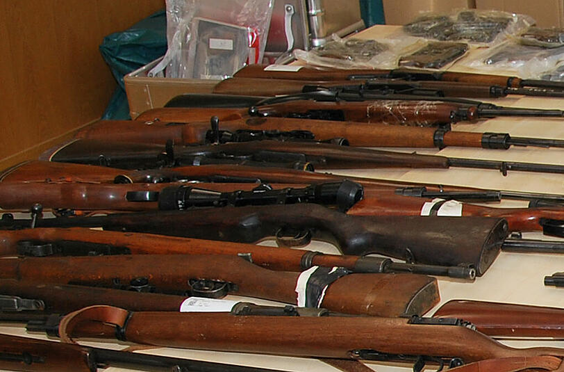 Angst vor einem neuen Weltkrieg: Ein 59-Jähriger hat Maschinenpistolen, Gewehre und Sprengstoff in einem selbstgebauten Bunker gehortet.