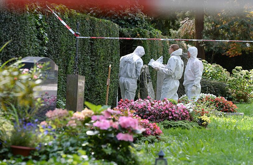 Ermittler sichern nach dem Leichenfund die Spuren.