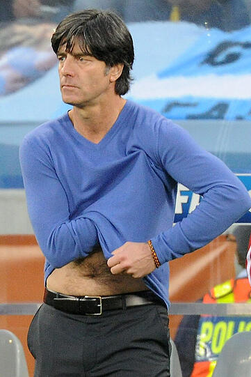Weil Jogi Löw bei der WM 2010 immer wieder seinen blauen Glückspulli trug, gingen die Verkaufszahlen bei der deutschen Modemarke Strenesse durch die Decke.