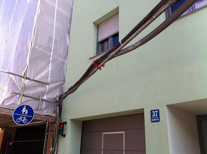 Die Kabel müssen entlang der Baustelle umständlich verlegt werden.