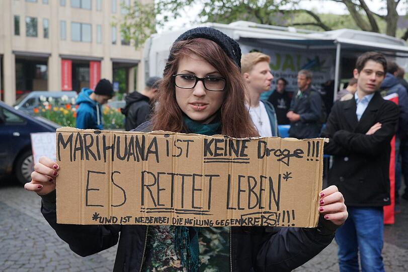 Etwa 200 Menschen demonstrieren am Sendlinger-Tor-Platz für die Legalisierung von Marihuana.
