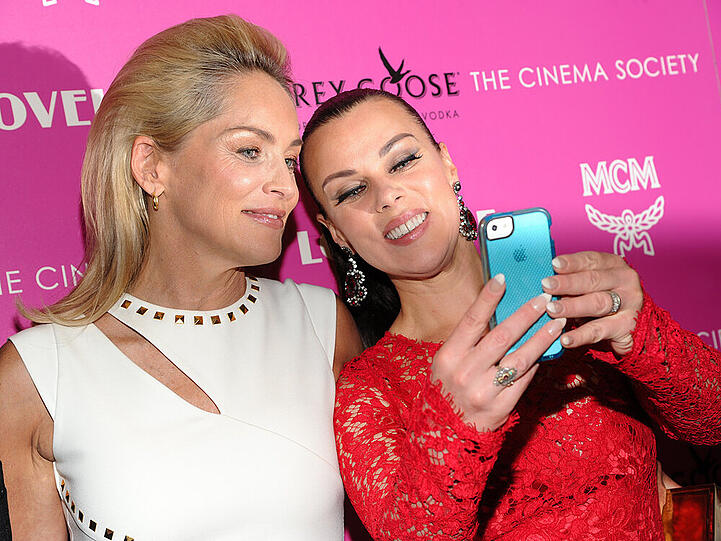 Ob das wohl schief ging? US-Schauspielerinnen Sharon Stone (li.) und Debi Mazar (re.) machen ein Selfie von sich