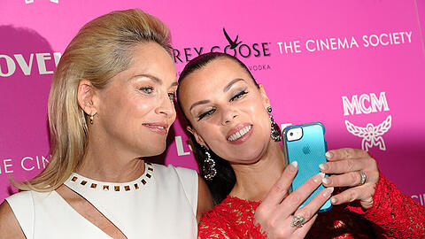 Ob das wohl schief ging? US-Schauspielerinnen Sharon Stone (li.) und Debi Mazar (re.) machen ein Selfie von sich