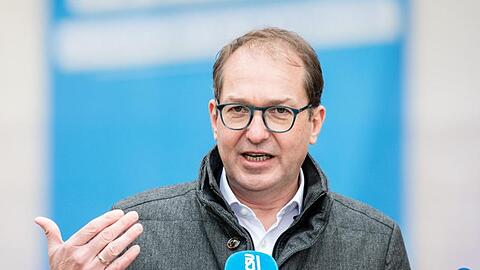 Alexander Dobrindt, CSU-Landesgruppenchef, beantwortet Fragen von Journalisten. Foto: Matthias Balk/dpa/Archivbild
