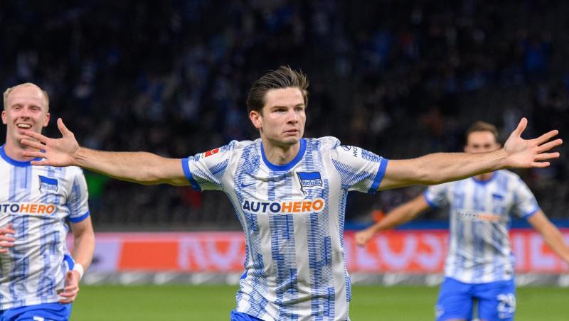 Jurgen Ekkelenkamp (M) feiert seinen Treffer für Hertha.