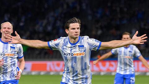 Jurgen Ekkelenkamp (M) feiert seinen Treffer für Hertha.