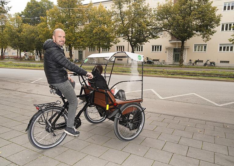 Und los geht die Fahrt: Falk Hilber auf der Rikscha draußen in Schwabing.