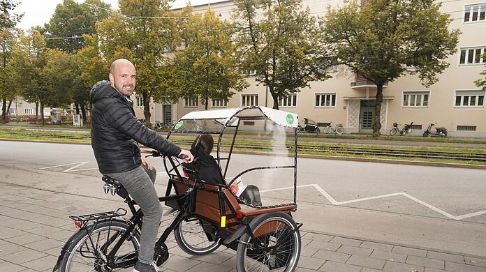 Und los geht die Fahrt: Falk Hilber auf der Rikscha draußen in Schwabing.