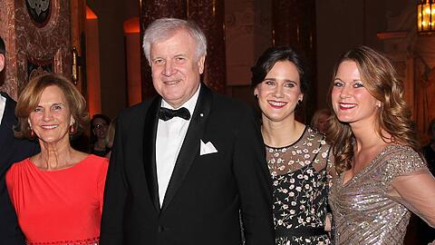 Horst Seehofer mit Ehefrau Karin und den beiden Töchtern Ulrike und Susanne