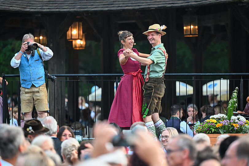 Tanzmeister Katharina Mayer und Magnus Kaindl auf der Bühne zum Vortanzen.