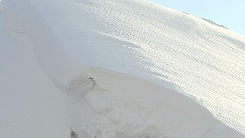 Bei fast allen H&auml;usern musste irgendwie der Schnee vom Dach entfernt werden. (Archivbild)