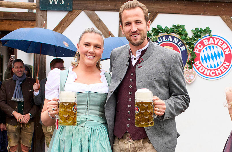 Harry Kane mit seiner Frau in Tracht auf dem Oktoberfest – familiärer Rückhalt für Bayerns Torjäger auf dem Weg zum Ballon d’Or. Harry Kane mit seiner Frau in Tracht auf dem Oktoberfest – familiärer Rückhalt für Bayerns Torjäger auf dem Weg zum Ballon d’Or.