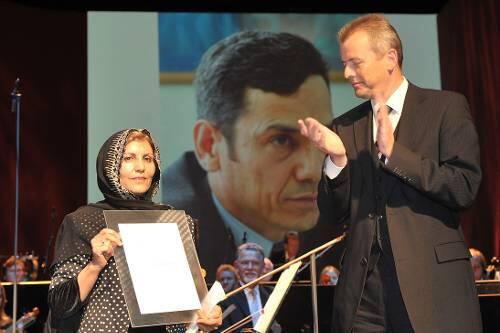 Masoumeh Dehgan nimmt den Preis von OB Ulrich Maly entgegen.