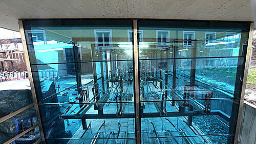 Radler parken blau: Das Bike & Ride-Häusl am S-Bahnhof Berg am Laim.