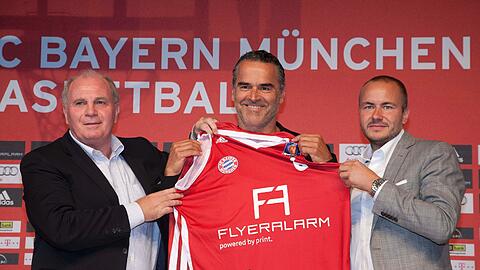 Präsident Uli Hoeneß, Trainer Dirk Bauermann und Thorsten Fischer (v.l.), Geschäftsführer von Hauptsponsor "Flyeralarm", präsentieren das aktuelle Basketball-Trikot.