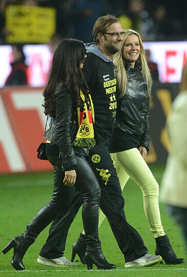 Spielerfrauen stürmen den Rasen, Klopp knutscht alle: Die Dortmunder lassen's krachen. Die Bilder von der BVB-Party