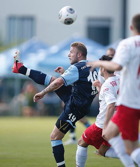 Die Löwen beim Testspiel gegen Jahn Regensburg.